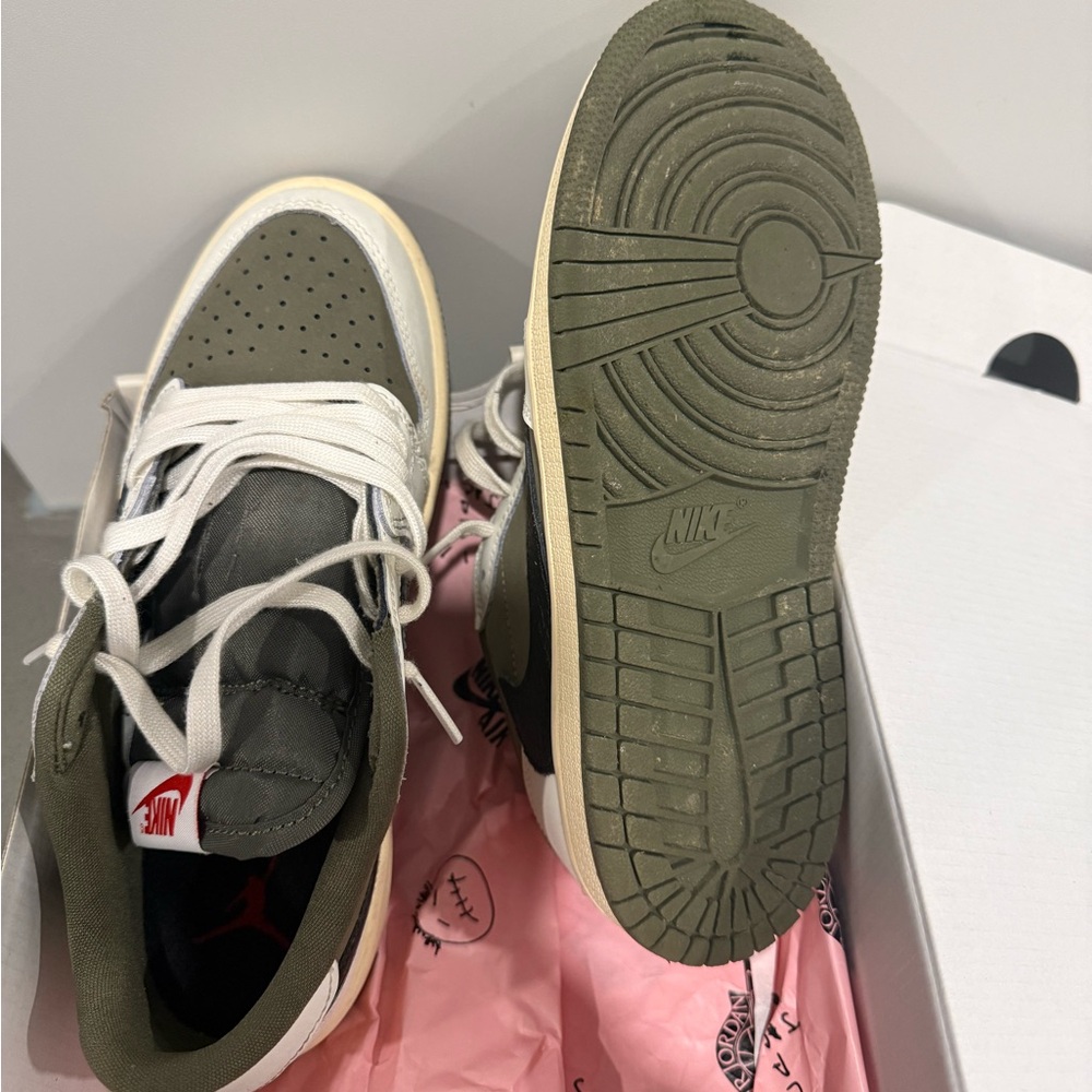 TRAVIS SCOTT CACTUS JACK Nike Medium Olive and Black Sneakers